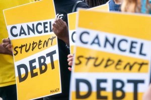 Dạy học 30 năm vẫn không thể trả hết khoản nợ sinh viên 44.000 USD