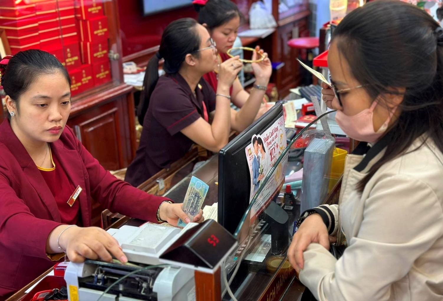 Lý do dự báo giá vàng trong nước có thể tăng lên 77 triệu đồng/lượng