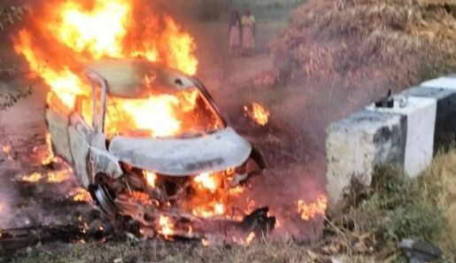 Ô tô đâm vào cống rồi bốc cháy, 5 người trong gia đình tử vong